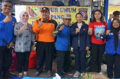 Menteri Rini Tinjau Pengungsi Banjir di Dayeuh Kolot