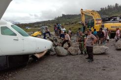 Pesawat Caravan Tabrak...