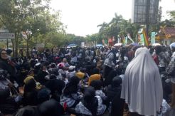 Tuntut Tunjangan, Ribuan Guru di Pekanbaru Kepung Kantor Wali Kota
