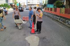 Polsek Tanjungpinang Kota Tambal Jalan Berlubang