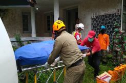 Pelaku Gantung Diri Ditemukan Sudah Penuh Belatung di Rumah Kosong