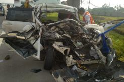 Xenia Hantam Truk Pengangkut Tepung di Tol Soker, 9 Orang Luka-luka