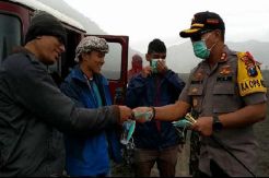 Polres Probolinggo Bagikan Masker kepada Wisatawan Gunung Bromo