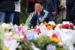 Warga Tinggalkan Bunga di Masjid Seluruh Dunia Pasca Serangan Teroris