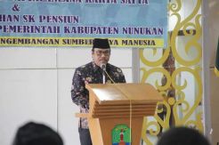 Penyematan Tanda Jasa kepada PNS Pemkab Nunukan