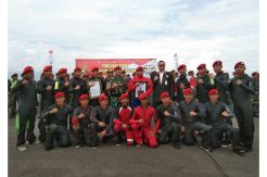 Muri Serahkan Sertifikat Rekor Terjun Freefall ke Danjen Kopassus