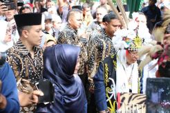 Silaturahim ke Ponpes Nabil Husein, Kiai Maruf Mendapat Gelar Adat Dayak