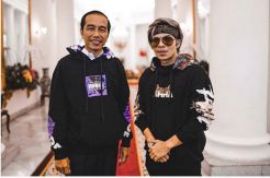 Jokowi Digerebek Atta...