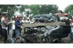 Minibus Tabrak Truk di Pantura Probolinggo 6 Penumpang Tewas 5 Luka