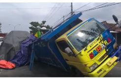 Ambulans RSUD Bangil Tabrak Truk yang Mogok di Tengah Jalan