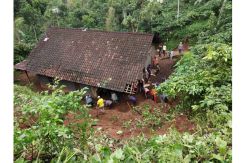 Rumah Rusak Tertimpa Tanah Longsor, Satu Keluarga Mengungsi