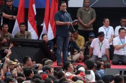 Berangkat Kerja Gunakan MRT, Anies Harapkan Ada Integrasi Antarmoda
