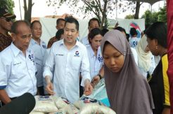 Kunjungi Jateng, HT Ikut Salurkan Beras Murah untuk Warga