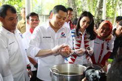 HT dan Liliana Membuat Bakso di Bazar Murah Perindo