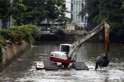 Banyak Sungai Pisahkan Antarkampung, Anies Janji Perbanyak Jembatan