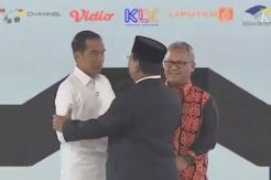 Masuk Arena Debat, Jokowi dan Prabowo Salam Hormat