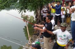 Djarot Ramaikan Lomba Mancing di Danau Sunter Bersama Ribuan Warga