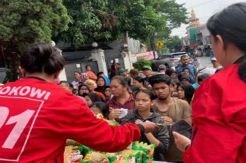 Warga Antusias Ikuti Bazar Murah Relawan Jokowi