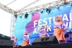 Tari Merakyat Melayu Bius Pembukaan Festival Crossborder Aruk 2019
