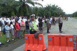 Jalan Provinsi Putus, Ratusan Pelajar Ini Terlantar