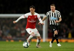 Oezil Puas Arsenal Bisa Gusur Posisi Tottenham di Klasemen