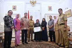 Serahkan Santunan, Anies Baswedan Ringankan Beban Keluarga Naufal