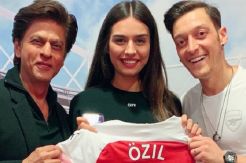 Shah Rukh Khan Pamer Foto Bareng Mesut Ozil