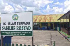 Gerombolan Monyet Serang...