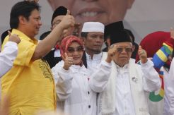 Dampingi Kiai Maruf, Airlangga Hartarto Semangati Ribuan Warga Bogor