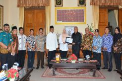 Bantu Bencana Tsunami Pandeglang, Sleman Serahkan Bantuan Rp300 Juta