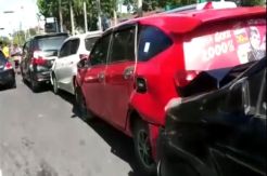 Salah Injak Pedal, 6 Unit Mobil Tabrakan Beruntun di Medan