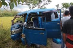 Sopir Mengantuk, Mobil Rombongan Organ Tunggal Tabrak Pohon