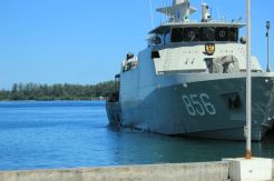 Usai Bentrok Nelayan, Kapal Perang KRI Kurau 856 Siaga di Pelabuhan Pulau Baai