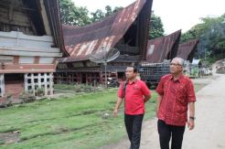 Kemenpar Bagikan KUR dan Bantuan untuk Homestay di Danau Toba