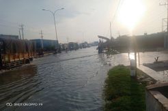 Jalur Pantura Semarang Banjir Parah, Lalu Lintas Macet Dua Arah
