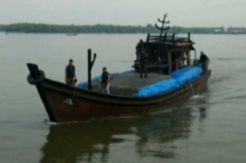 Kapal Perang KRI Lepu Tangkap Kapal Penyelundup Bawang Merah