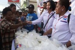 Warga Timika Serbu Bazar...