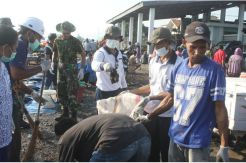 Lanal Maumere Edukasi Nelayan-Penjual Ikan Agar Tak Buang Sampah di Laut