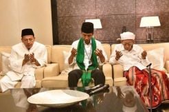 Jokowi Terima Hadiah Serban dari Mbah Moen dan Tasbih dari Habib Luthfi