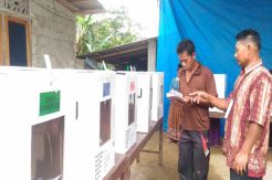 Nyoblos, Warga Suku Anak Dalam Kebingungan Lipat Surat Suara