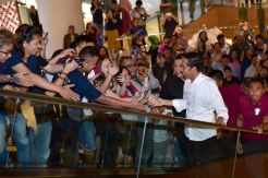 Pengunjung Mal Grand Indonesia Berebut Salami Jokowi