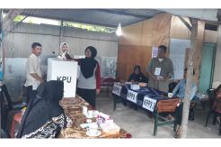 Hujan Tak Surutkan Warga Datangi TPS untuk Mencoblos Ulang