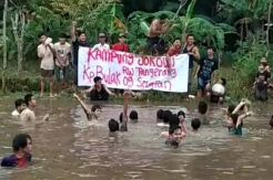 Keseruan Warga dan Relawan Jokowi di Tangsel Ngubek Empang Ramai-ramai