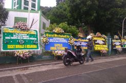 Rumah Orangtua Aa Gym di Kompleks KPAD Dipenuhi Karangan Bunga