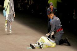 Horor, Model Brazil Tiba-tiba Ambruk di Catwalk lalu Tewas