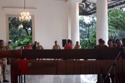 Anies Terima Golok Raksasa Seberat 250 Kg Bernama Si Rajut