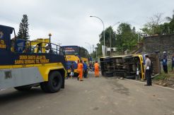 Tak Kuat Menanjak, Bus Terguling di Puncak 5 Penumpang Luka-luka