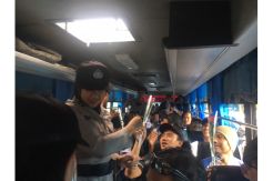 Aksi Simpatik, Polwan Polres Jakbar Tebar Ratusan Bunga untuk Buruh