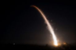 AS Luncurkan Misil Balistik Antarbenua Minuteman III dari Vandenberg
