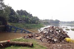 Jaring Besi Setu Parigi Pondok Aren Roboh Diterjang Sampah